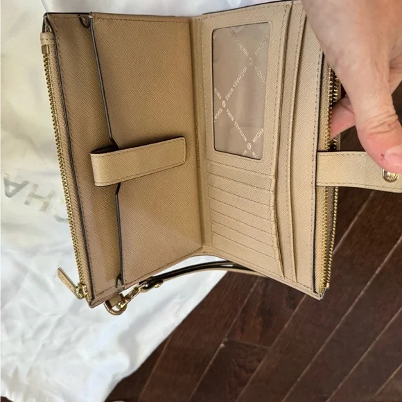 Michael Kors purse and wallet - Picture 9 of 16